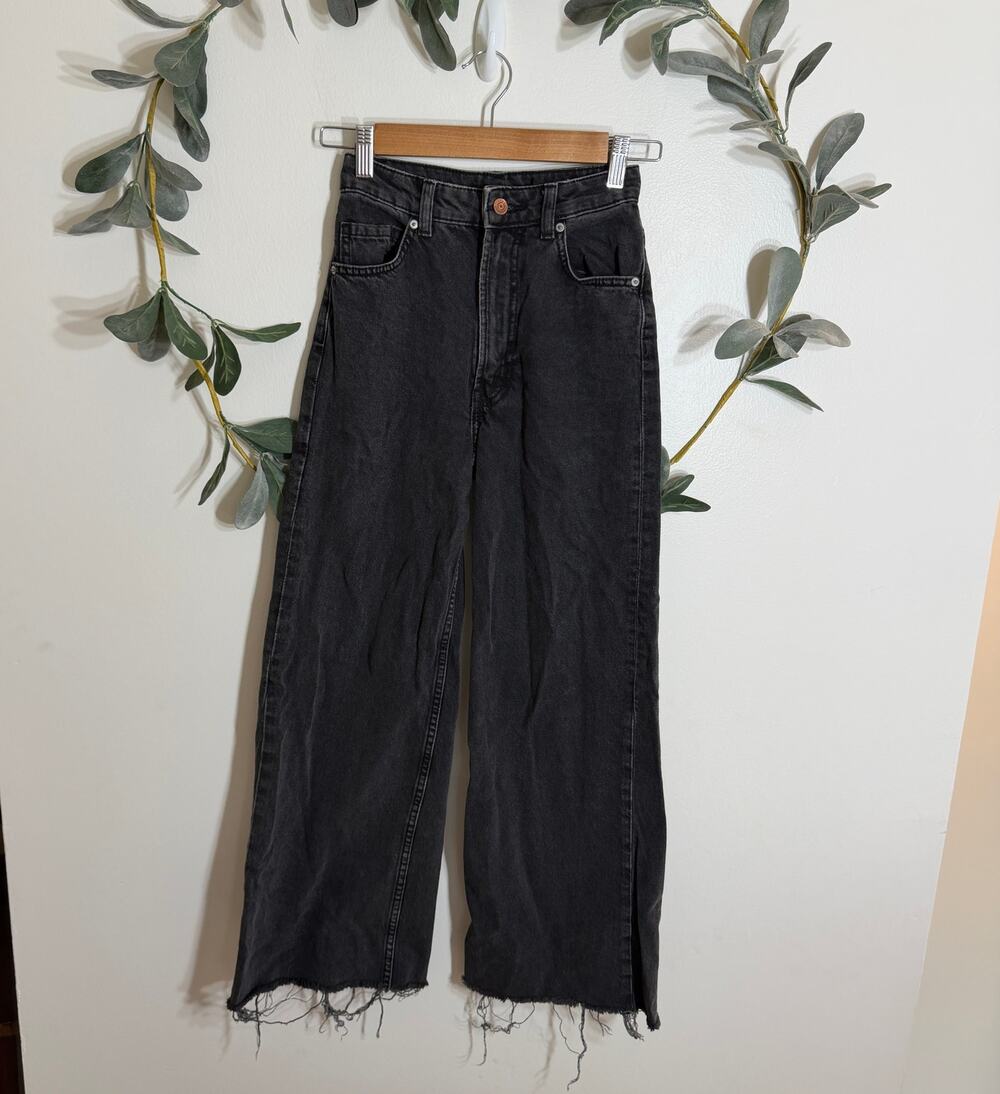 H&M Washed Black Wide Leg Cutoff Jeans